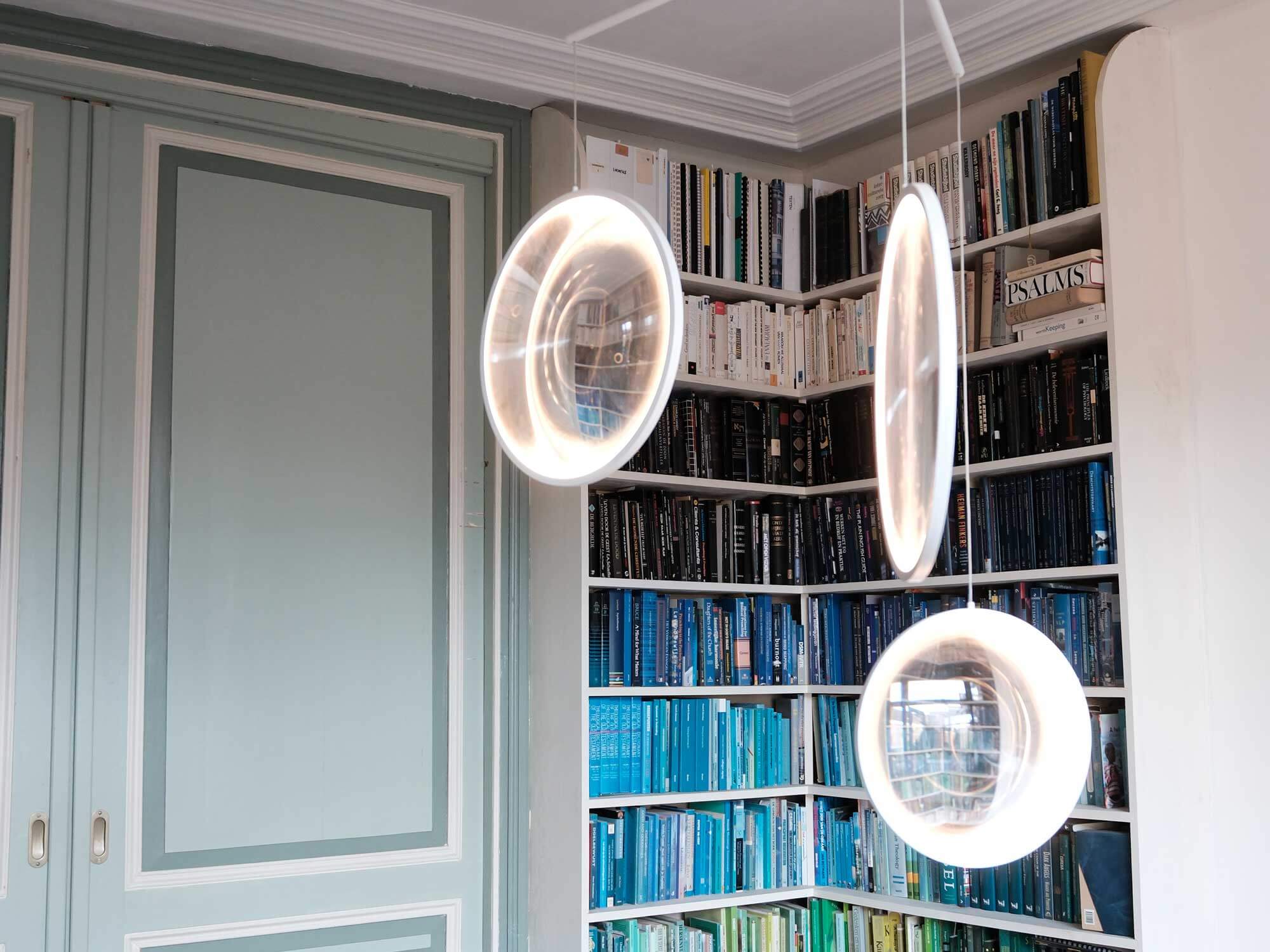 Glasobject Glazen kunstobjecten aan het plafond